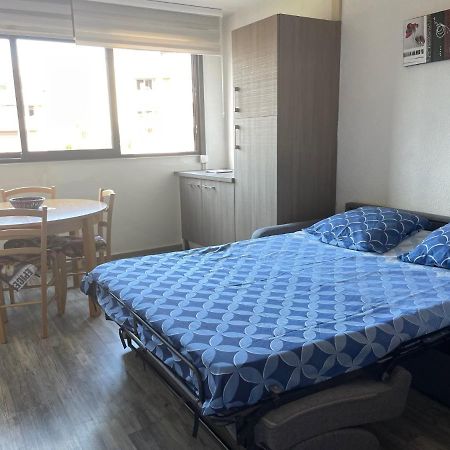 Frejus, Studio Dans Residence Avec Piscine Экстерьер фото