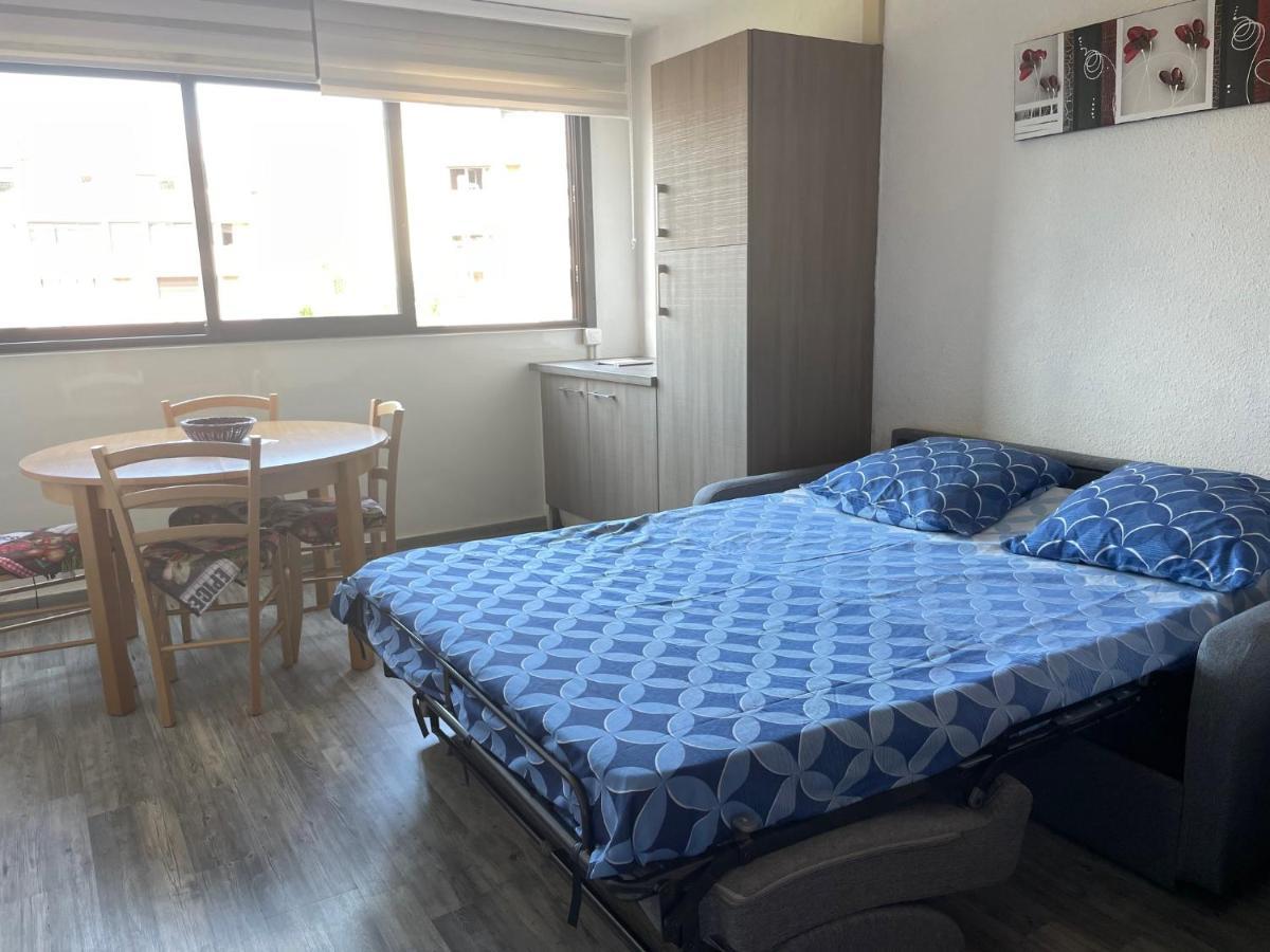 Frejus, Studio Dans Residence Avec Piscine Экстерьер фото